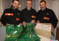 Pomagają zbierając znaczki - zdjęcie główne