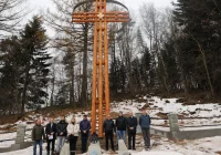 Odnowiono unikatowy krzyż pomnikowy na cmentarzu wojennym (ZDJĘCIA) - zdjęcie główne