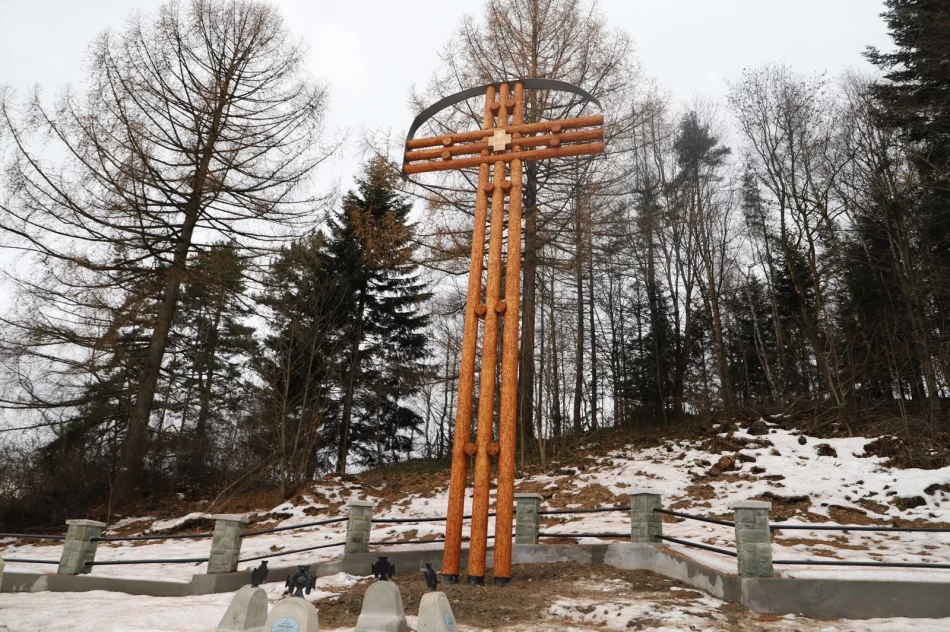 Odnowiono unikatowy krzyż pomnikowy na cmentarzu wojennym (ZDJĘCIA) - zdjęcie 18