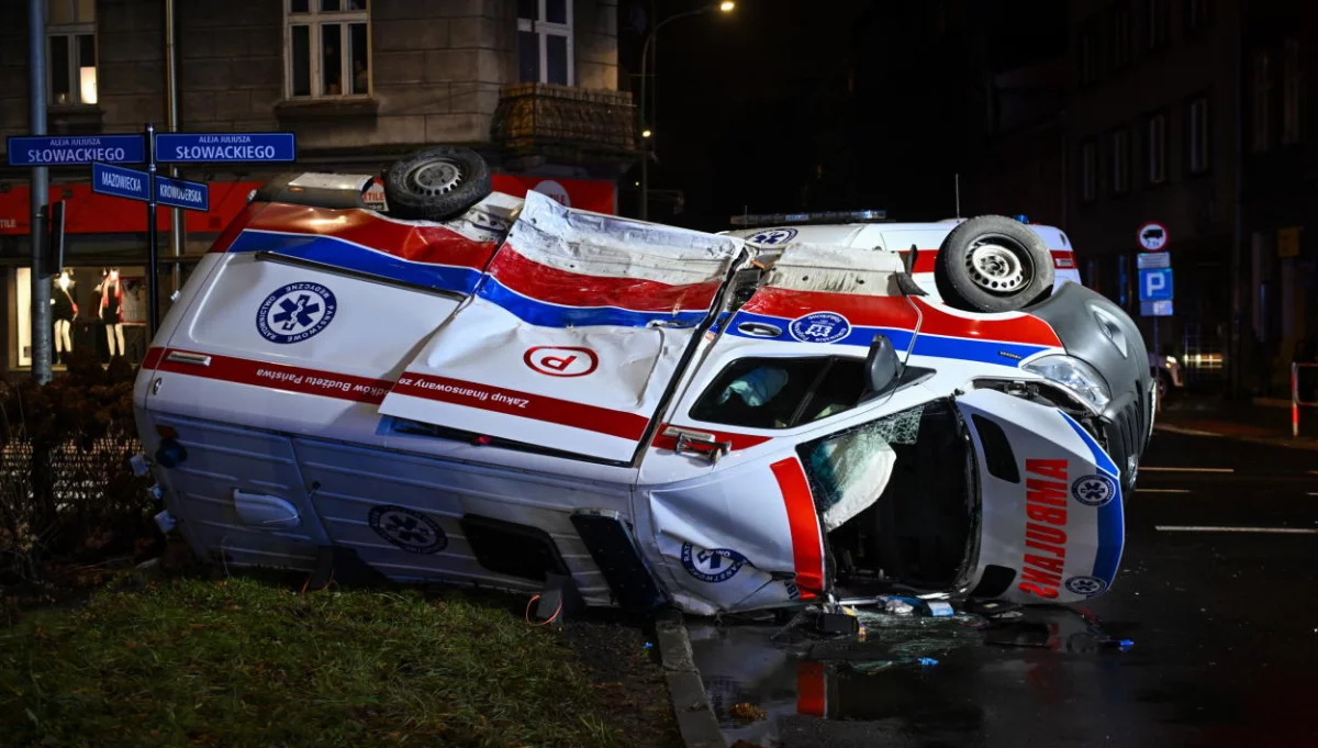 Kraków: dwie karetki na sygnale zderzyły się na skrzyżowaniu w centrum miasta