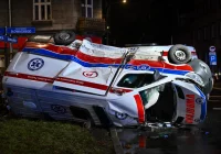 Kraków: dwie karetki na sygnale zderzyły się na skrzyżowaniu w centrum miasta - zdjęcie główne