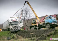 Tir zjechał z drogi - zdjęcie główne