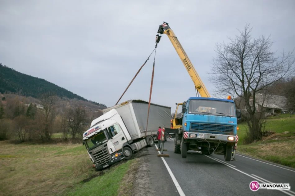 Tir zjechał z drogi - zdjęcie 2