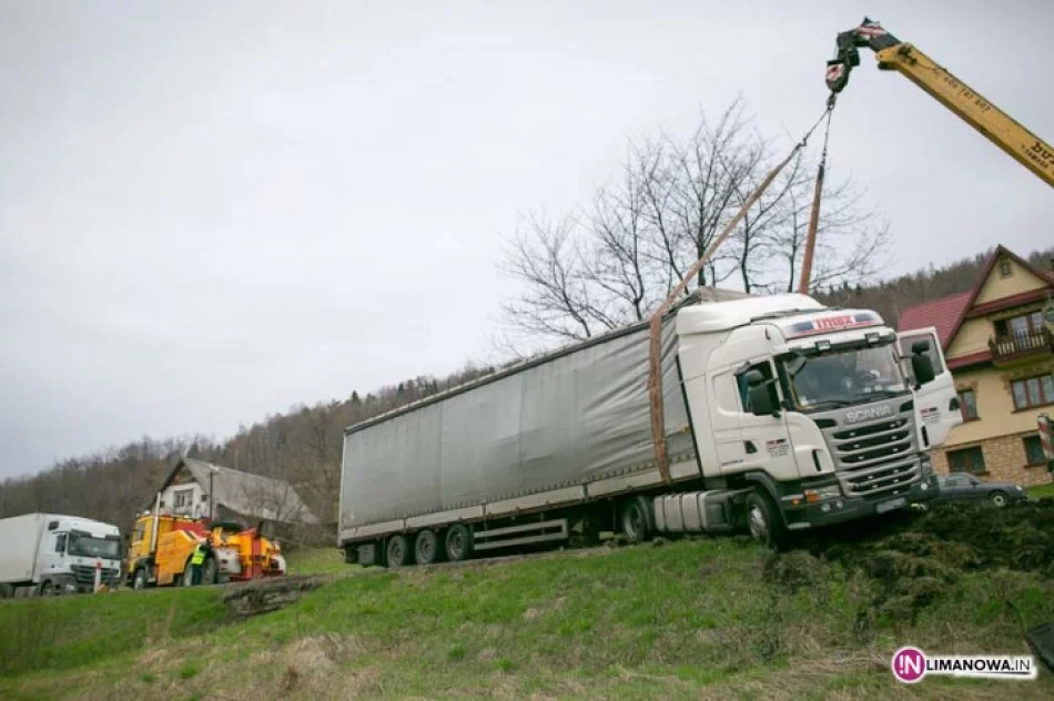 Tir zjechał z drogi - zdjęcie 3