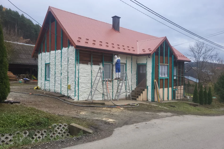 Cieplejszy dom zimą - docieplanie pianą poddaszy i skosów betonowych - zdjęcie 2