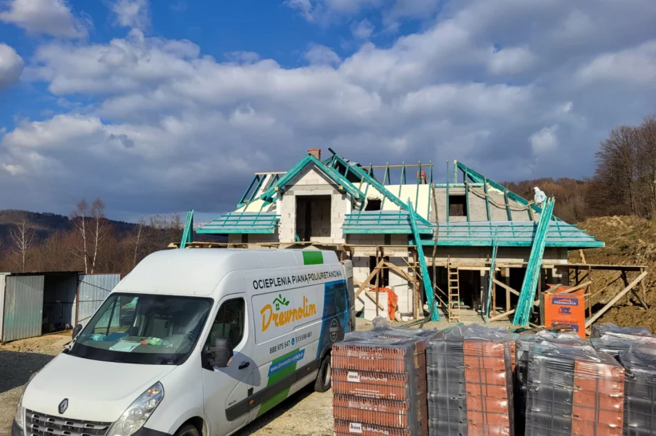 Cieplejszy dom zimą - docieplanie pianą poddaszy i skosów betonowych - zdjęcie 4