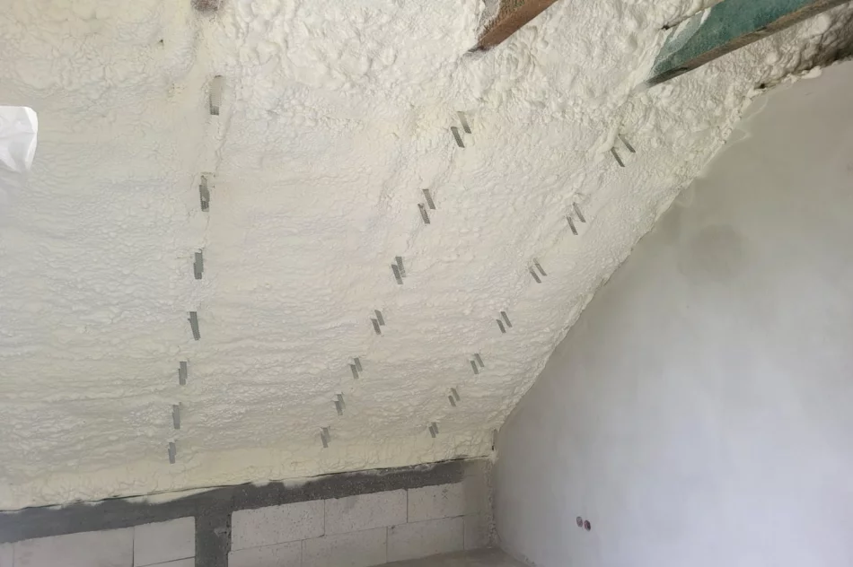 Cieplejszy dom zimą - docieplanie pianą poddaszy i skosów betonowych - zdjęcie 6