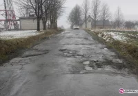 Miejska ulica jak pole po bitwie - zdjęcie główne