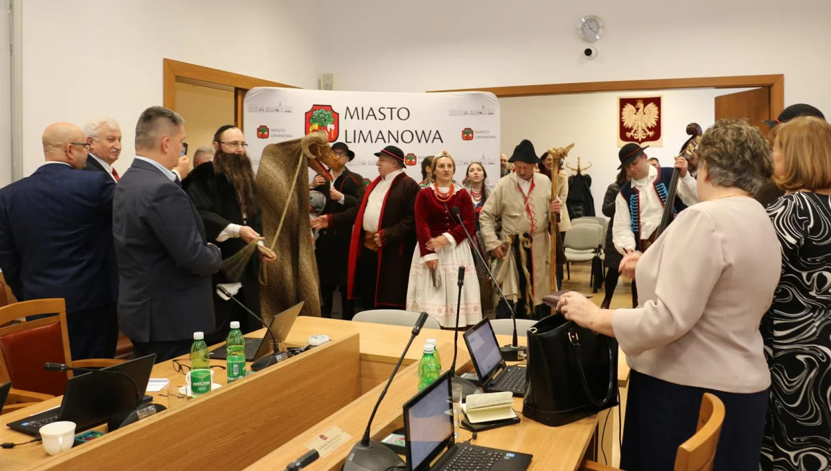 Kolędnicy z Zespołu „Starowiejski Hyr” przybyli z kolędą na sesję Rady Miasta