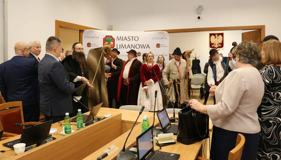 Kolędnicy z Zespołu „Starowiejski Hyr” przybyli z kolędą na sesję Rady Miasta - zdjęcie 1