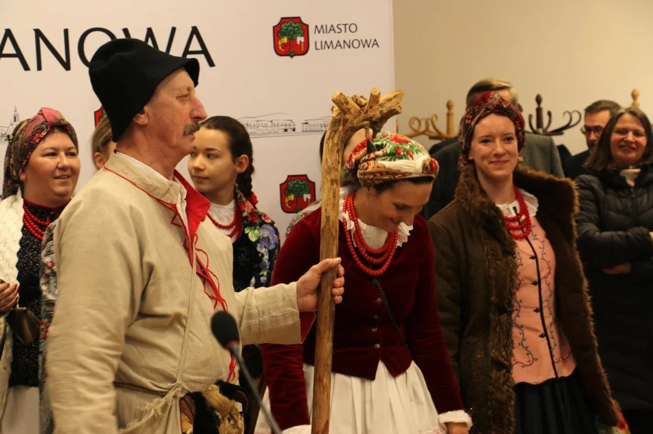 Kolędnicy z Zespołu „Starowiejski Hyr” przybyli z kolędą na sesję Rady Miasta - zdjęcie 5