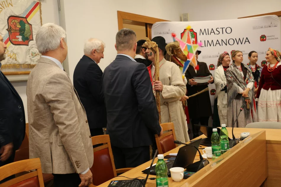 Kolędnicy z Zespołu „Starowiejski Hyr” przybyli z kolędą na sesję Rady Miasta - zdjęcie 8