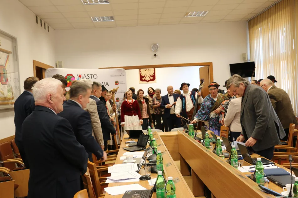 Kolędnicy z Zespołu „Starowiejski Hyr” przybyli z kolędą na sesję Rady Miasta - zdjęcie 9