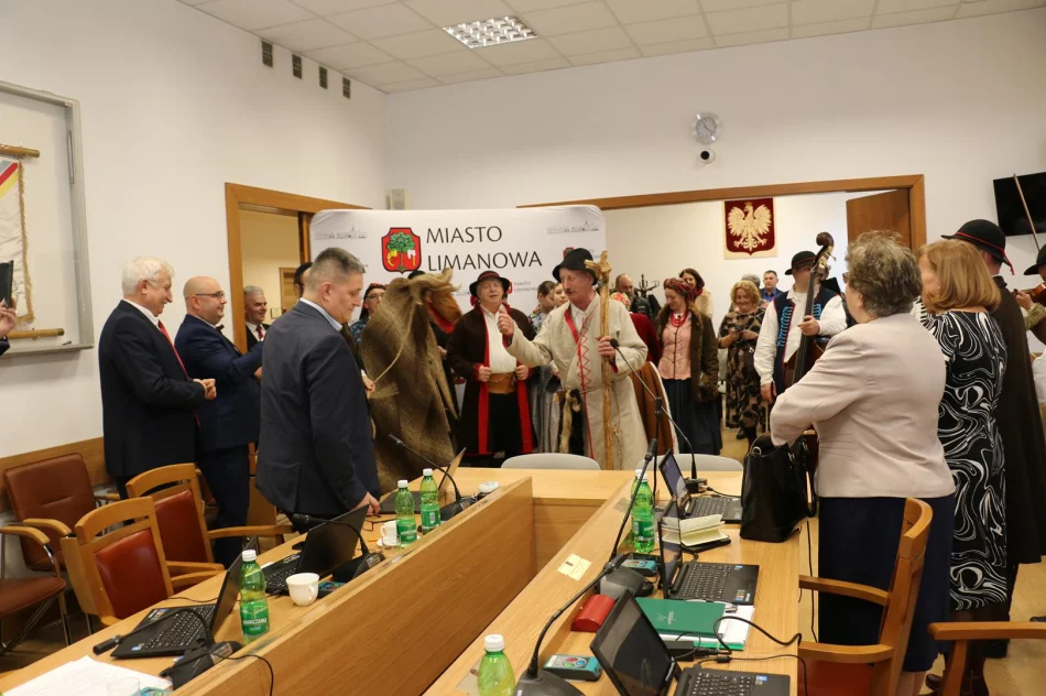 Kolędnicy z Zespołu „Starowiejski Hyr” przybyli z kolędą na sesję Rady Miasta - zdjęcie 10