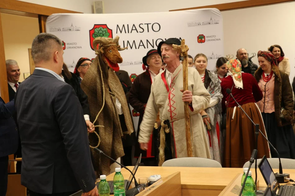 Kolędnicy z Zespołu „Starowiejski Hyr” przybyli z kolędą na sesję Rady Miasta - zdjęcie 11