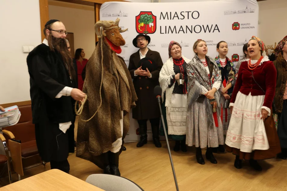 Kolędnicy z Zespołu „Starowiejski Hyr” przybyli z kolędą na sesję Rady Miasta - zdjęcie 13