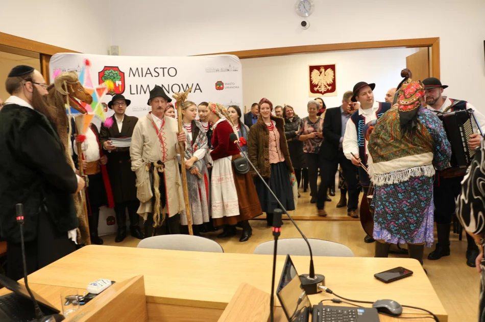 Kolędnicy z Zespołu „Starowiejski Hyr” przybyli z kolędą na sesję Rady Miasta - zdjęcie 15