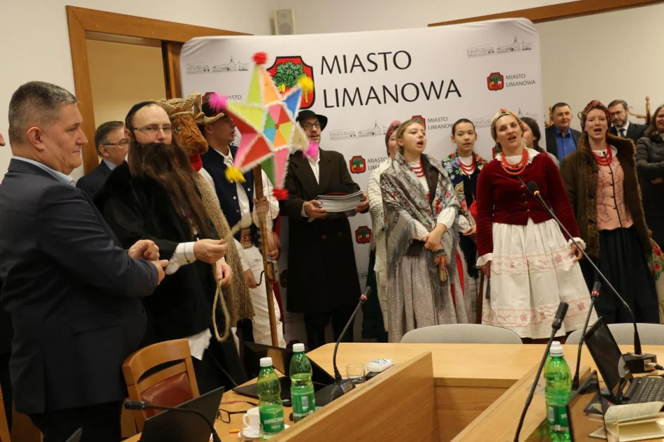 Kolędnicy z Zespołu „Starowiejski Hyr” przybyli z kolędą na sesję Rady Miasta - zdjęcie 16