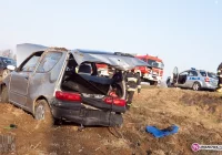 Dachowanie samochodu. Kobieta ranna - zdjęcie główne