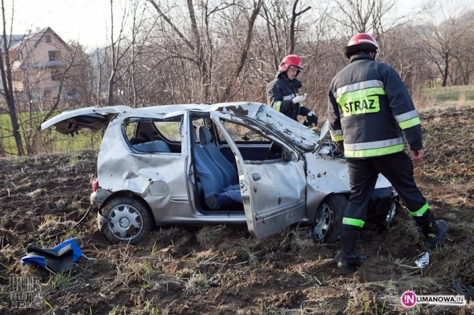 Dachowanie samochodu. Kobieta ranna - zdjęcie 2