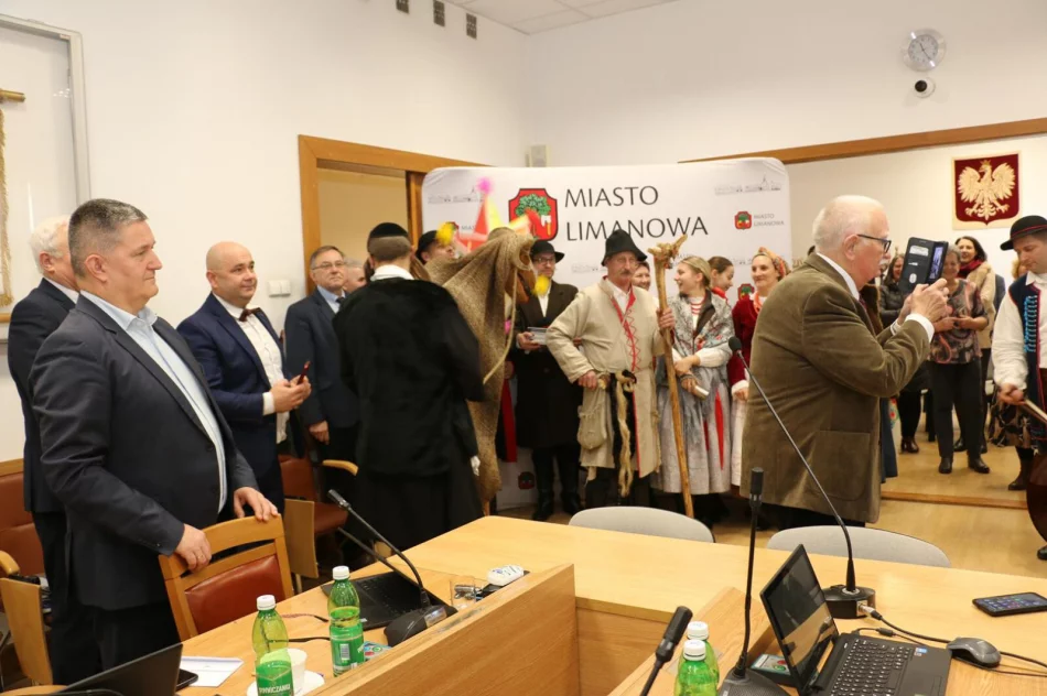 Kolędowanie w Limanowej - Starowiejski HYR na ulicach miasta - zdjęcie 3