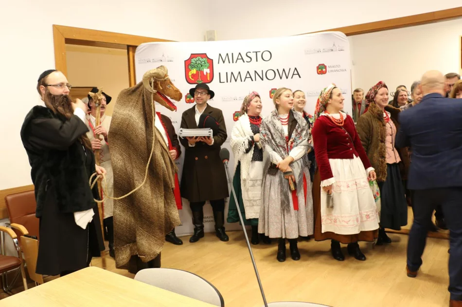 Kolędowanie w Limanowej - Starowiejski HYR na ulicach miasta - zdjęcie 8
