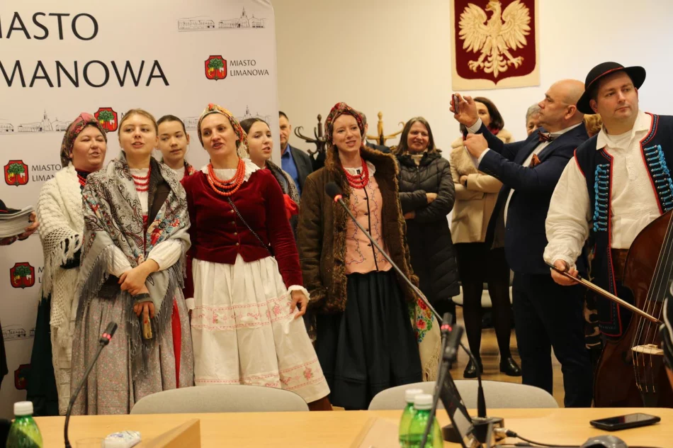Kolędowanie w Limanowej - Starowiejski HYR na ulicach miasta - zdjęcie 12