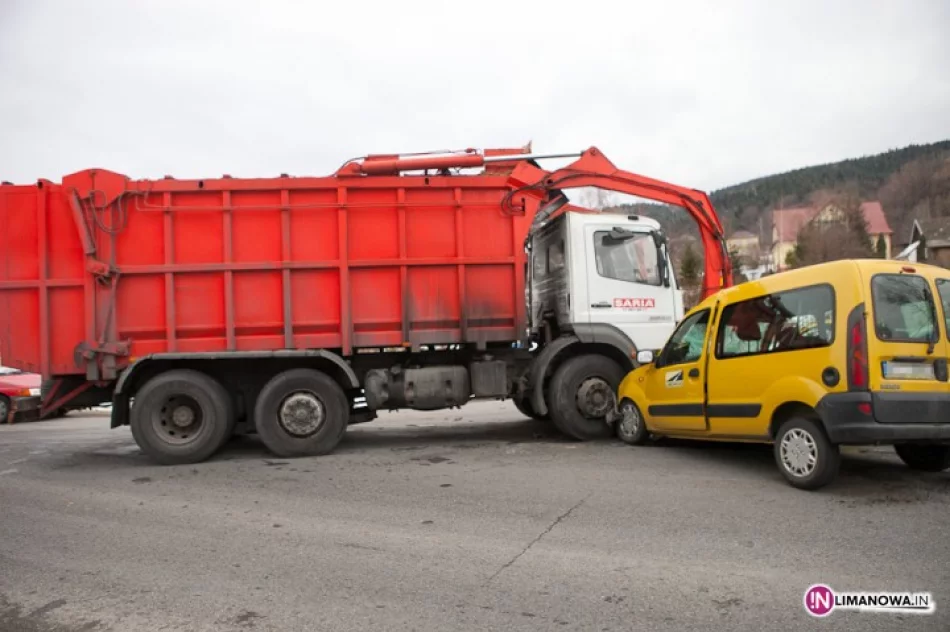Zderzenie z ciężarówką. Dwie osoby ranne - zdjęcie 3