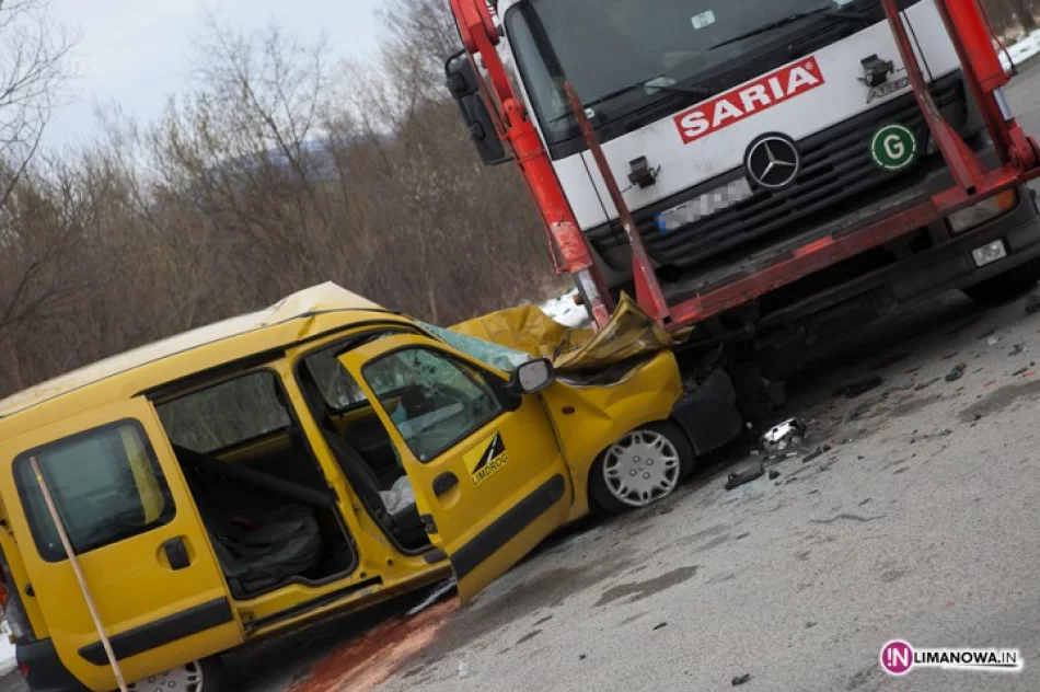Zderzenie z ciężarówką. Dwie osoby ranne - zdjęcie 4