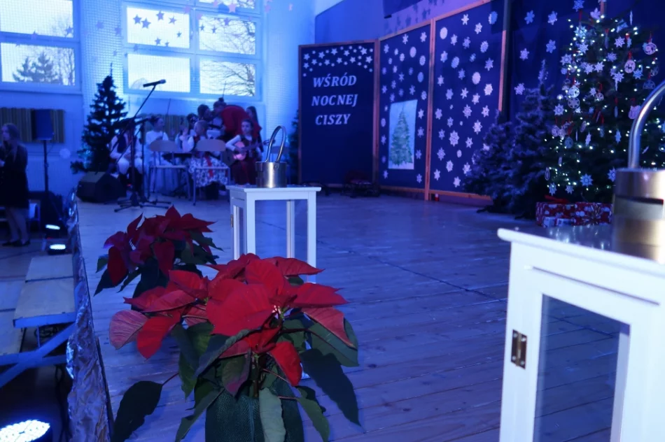 Świąteczny koncert uczniów rozgrzał serca mieszkańców (ZDJĘCIA) - zdjęcie 4