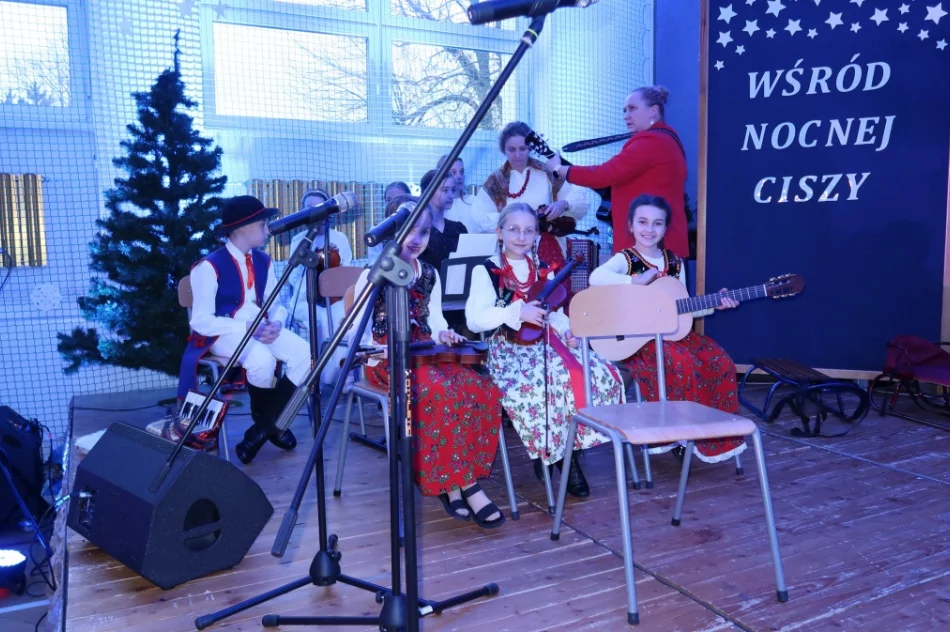 Świąteczny koncert uczniów rozgrzał serca mieszkańców (ZDJĘCIA) - zdjęcie 5