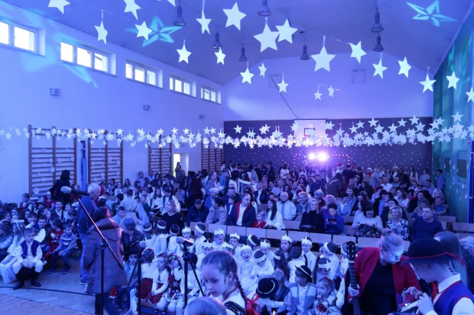 Świąteczny koncert uczniów rozgrzał serca mieszkańców (ZDJĘCIA) - zdjęcie 6