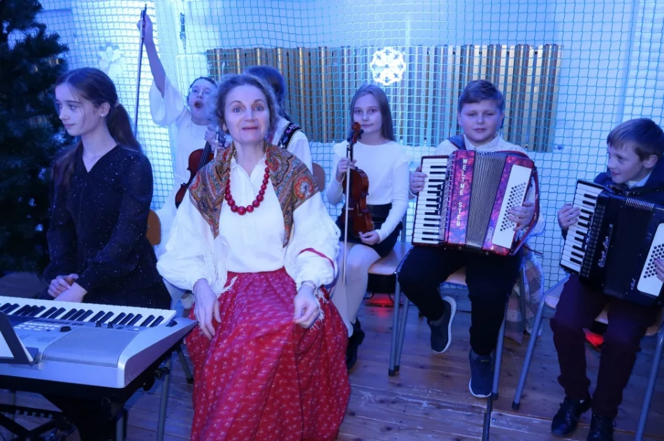 Świąteczny koncert uczniów rozgrzał serca mieszkańców (ZDJĘCIA) - zdjęcie 7