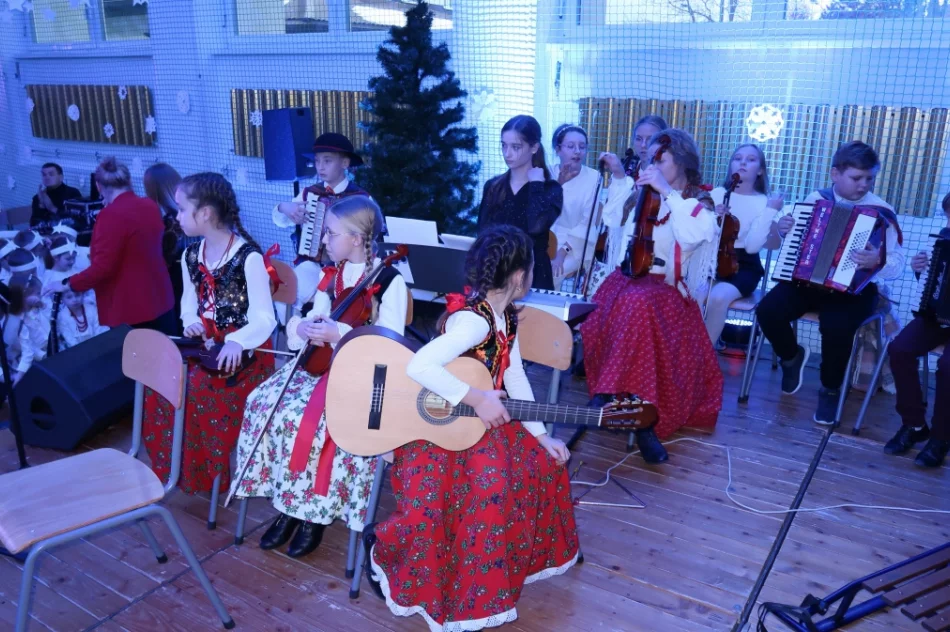 Świąteczny koncert uczniów rozgrzał serca mieszkańców (ZDJĘCIA) - zdjęcie 8