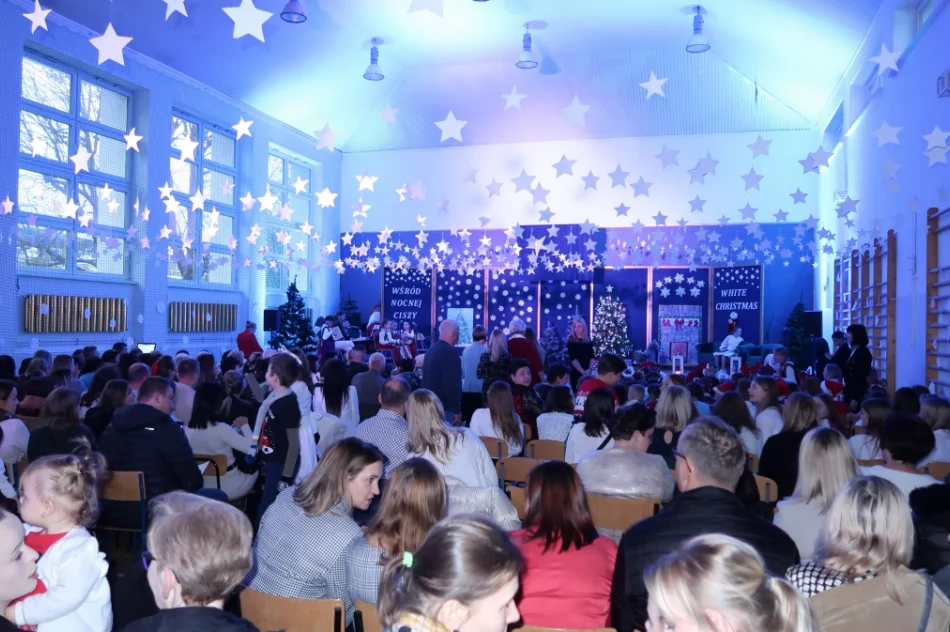 Świąteczny koncert uczniów rozgrzał serca mieszkańców (ZDJĘCIA) - zdjęcie 9