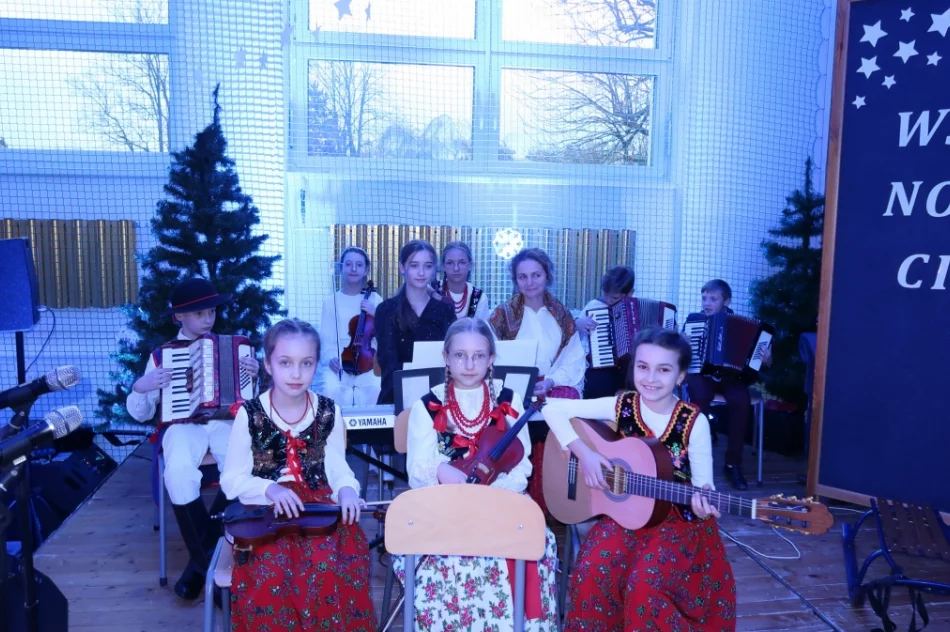 Świąteczny koncert uczniów rozgrzał serca mieszkańców (ZDJĘCIA) - zdjęcie 10