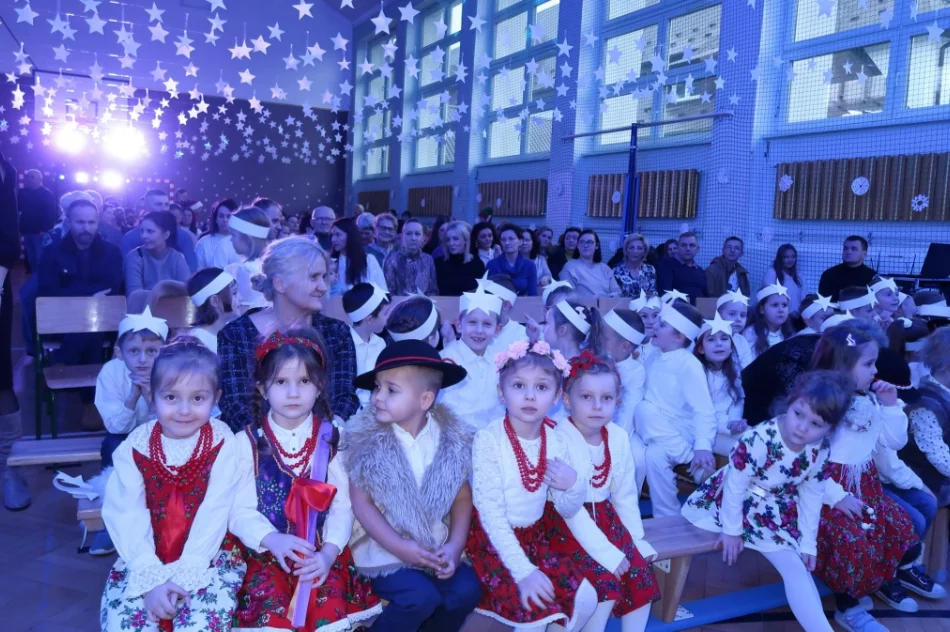 Świąteczny koncert uczniów rozgrzał serca mieszkańców (ZDJĘCIA) - zdjęcie 11