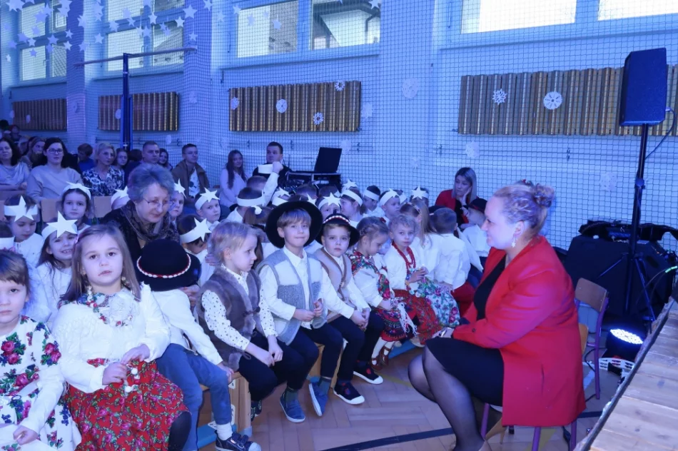 Świąteczny koncert uczniów rozgrzał serca mieszkańców (ZDJĘCIA) - zdjęcie 12