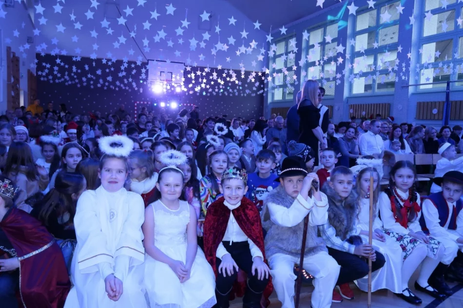 Świąteczny koncert uczniów rozgrzał serca mieszkańców (ZDJĘCIA) - zdjęcie 13