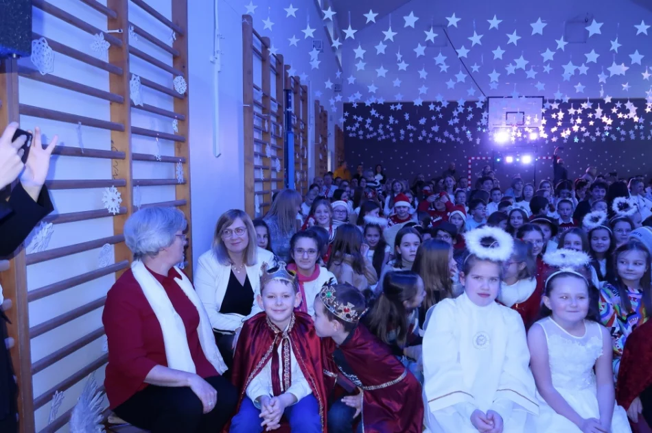 Świąteczny koncert uczniów rozgrzał serca mieszkańców (ZDJĘCIA) - zdjęcie 14