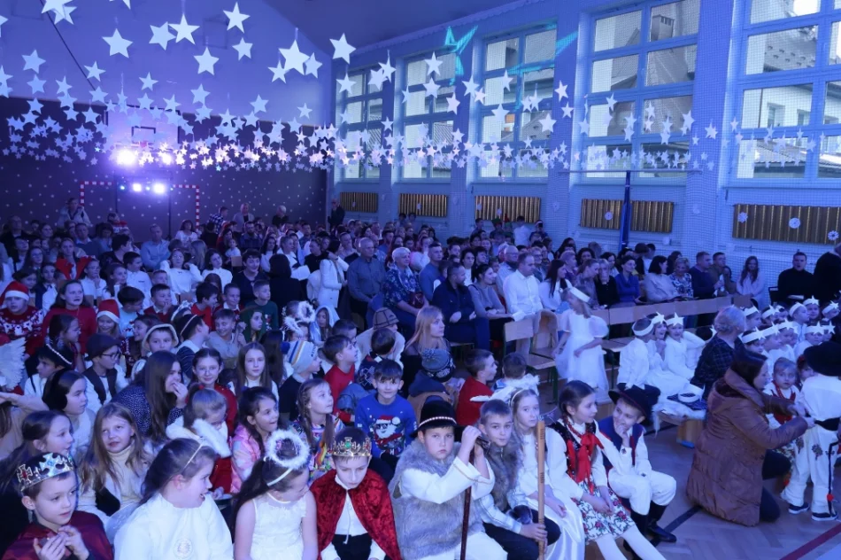 Świąteczny koncert uczniów rozgrzał serca mieszkańców (ZDJĘCIA) - zdjęcie 17