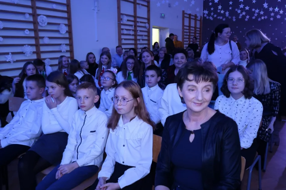 Świąteczny koncert uczniów rozgrzał serca mieszkańców (ZDJĘCIA) - zdjęcie 18