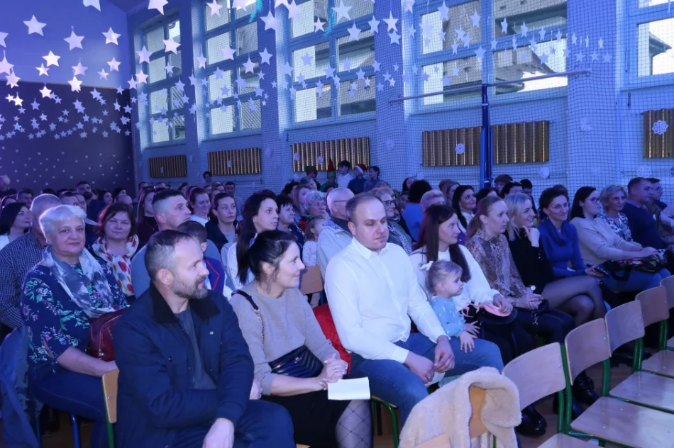 Świąteczny koncert uczniów rozgrzał serca mieszkańców (ZDJĘCIA) - zdjęcie 19