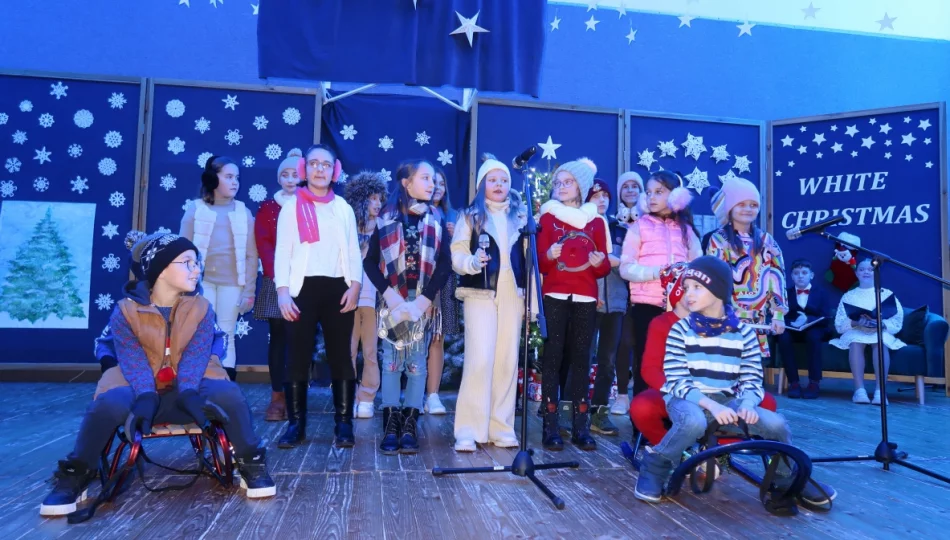 Świąteczny koncert uczniów rozgrzał serca mieszkańców (ZDJĘCIA) - zdjęcie 1