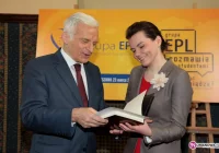 Odebrała gratulacje od Prof. Buzka - zdjęcie główne