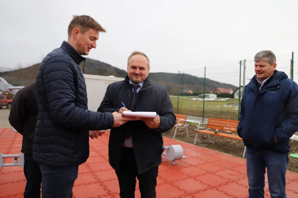 Nowy plac zabaw z elementami siłowni zewnętrzej oraz modernizacja oświetlenia w Pisarzowej - zdjęcie 4