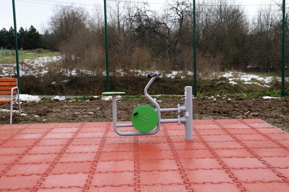 Nowy plac zabaw z elementami siłowni zewnętrzej oraz modernizacja oświetlenia w Pisarzowej - zdjęcie 8