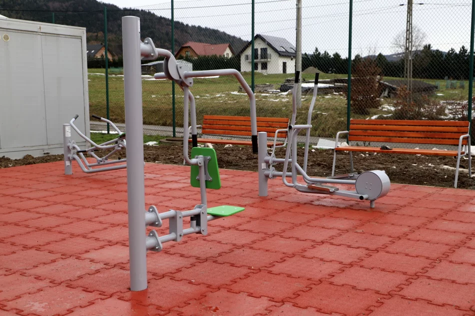 Nowy plac zabaw z elementami siłowni zewnętrzej oraz modernizacja oświetlenia w Pisarzowej - zdjęcie 9
