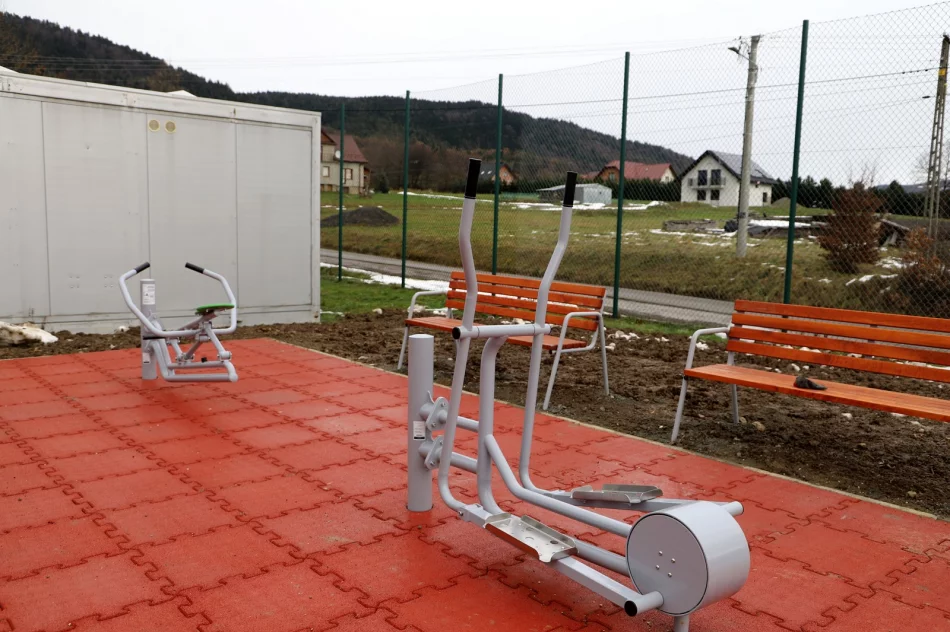 Nowy plac zabaw z elementami siłowni zewnętrzej oraz modernizacja oświetlenia w Pisarzowej - zdjęcie 11