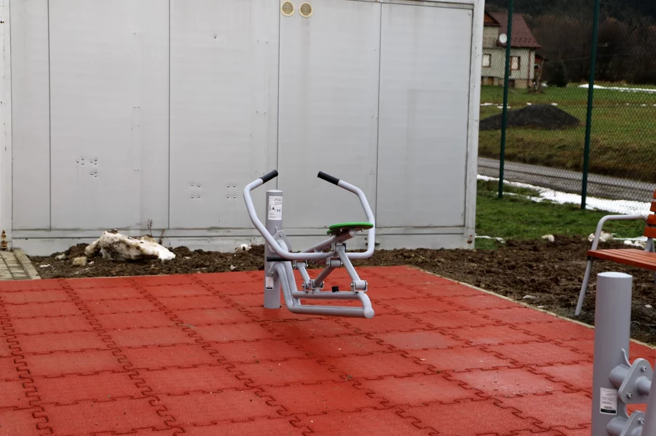 Nowy plac zabaw z elementami siłowni zewnętrzej oraz modernizacja oświetlenia w Pisarzowej - zdjęcie 12